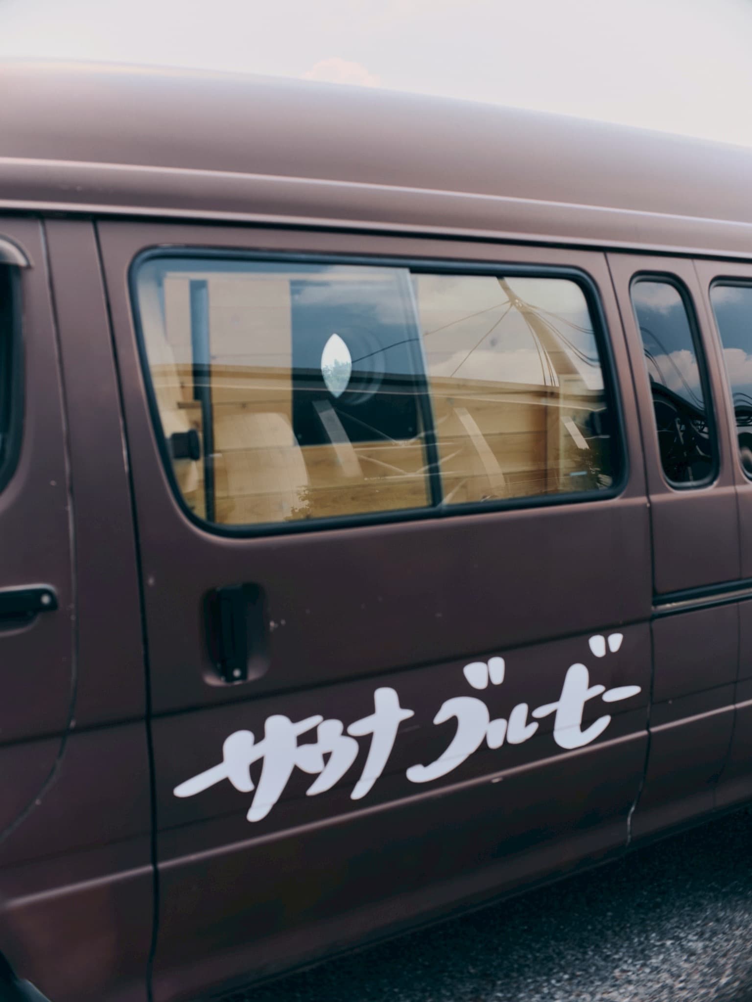 窓に映る葉