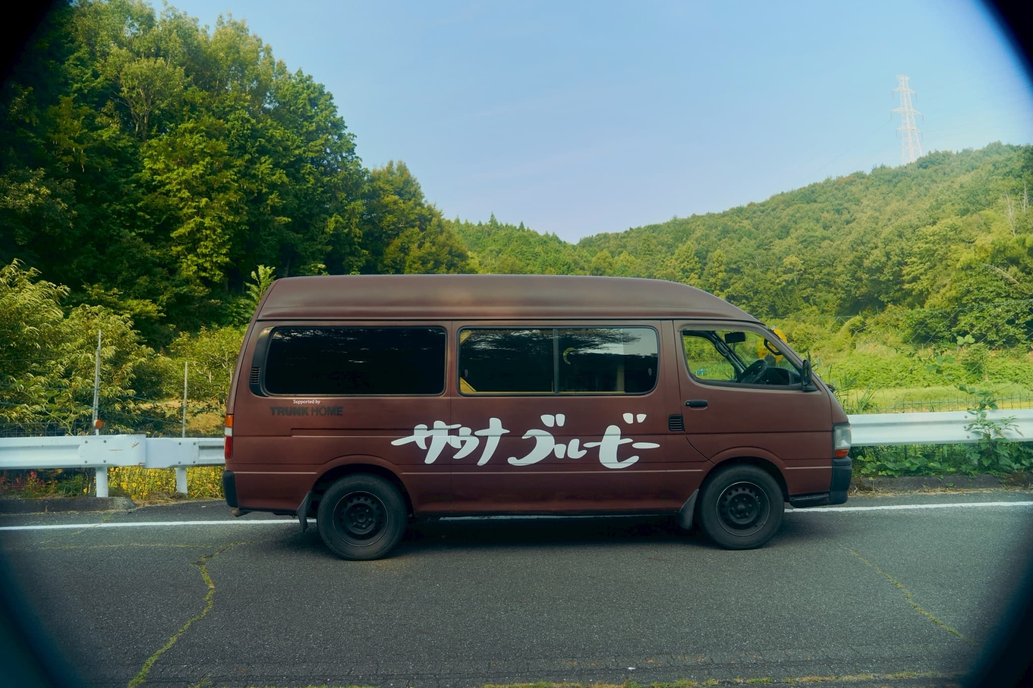 山道を走るサウナカー
