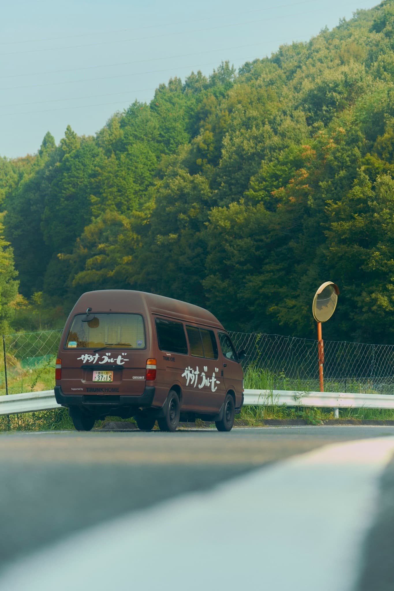 緑の道を走るサウナカー