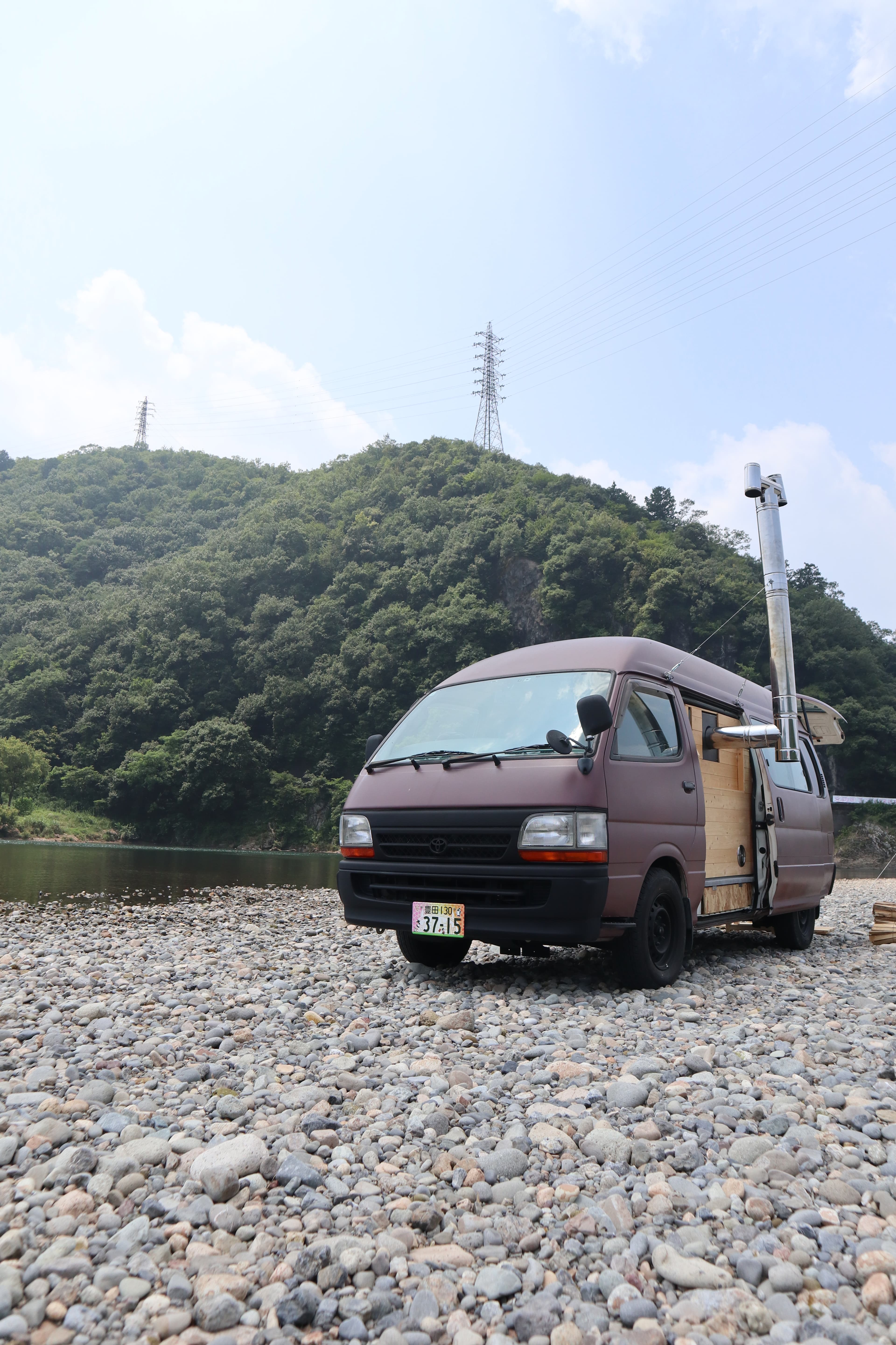 河原に停まるサウナカー